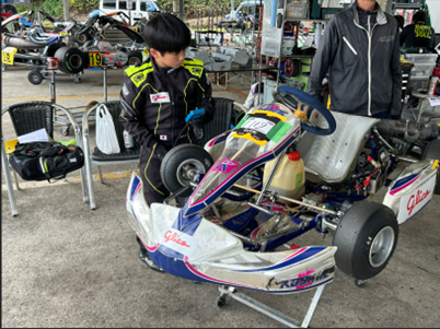 カートに乗る児玉 惺七さん